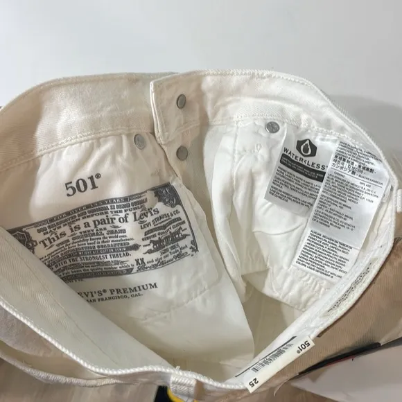 NWT Levi's Women's White Denim High Rise Fitted through the Hip Shorts 25